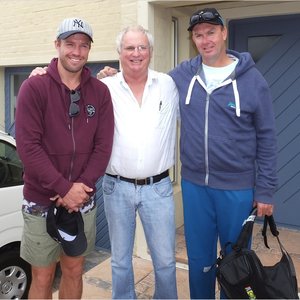 Vlnr is Kaptein AB de Villiers, wat Sondag nog â€˜n honderdtal gemoker het, Francois de Jongh en Claude Henderson, die Proteas se boulafrigter. Francois was in 1989 Claude se afrigter tydens die SA Plattelandse Skole Krieketspan se toer na Engeland.